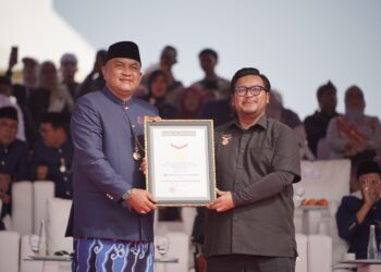 Bupati Bogor Rudy Susmanto menerima dua penghargaan dari Museum Rekor-Dunia Indonesia (MURI) di Hari Jadi Bogor ke-544.(Foto: Humas Pemkab Bogor)