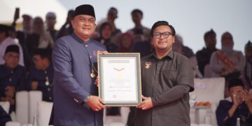 Bupati Bogor Rudy Susmanto menerima dua penghargaan dari Museum Rekor-Dunia Indonesia (MURI) di Hari Jadi Bogor ke-544.(Foto: Humas Pemkab Bogor)
