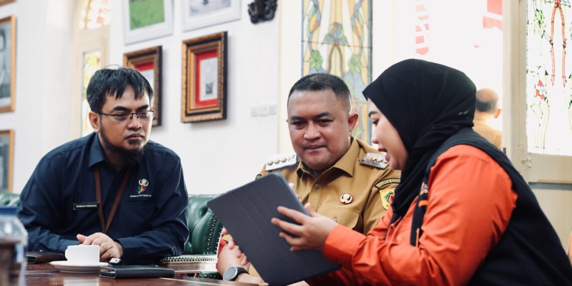 Bupati Bogor, Rudy Susmanto, menjalani pendataan perdana Sensus Ekonomi 2026 bersama Kepala BPS Kabupaten Bogor di kediamannya, Senin (15/6/2026).