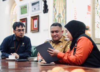 Bupati Bogor, Rudy Susmanto, menjalani pendataan perdana Sensus Ekonomi 2026 bersama Kepala BPS Kabupaten Bogor di kediamannya, Senin (15/6/2026).