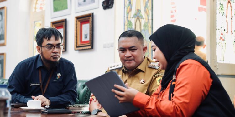Bupati Bogor, Rudy Susmanto, menjalani pendataan perdana Sensus Ekonomi 2026 bersama Kepala BPS Kabupaten Bogor di kediamannya, Senin (15/6/2026).