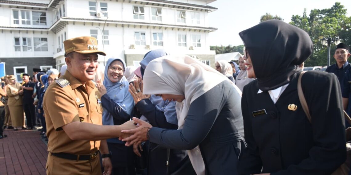 Bupati Kuningan Dian Rachmat Yanuar menyalami para kepala sekolah.(Foto: Humas Pemkab Kuningan)