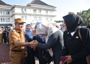 Bupati Kuningan Dian Rachmat Yanuar menyalami para kepala sekolah.(Foto: Humas Pemkab Kuningan)