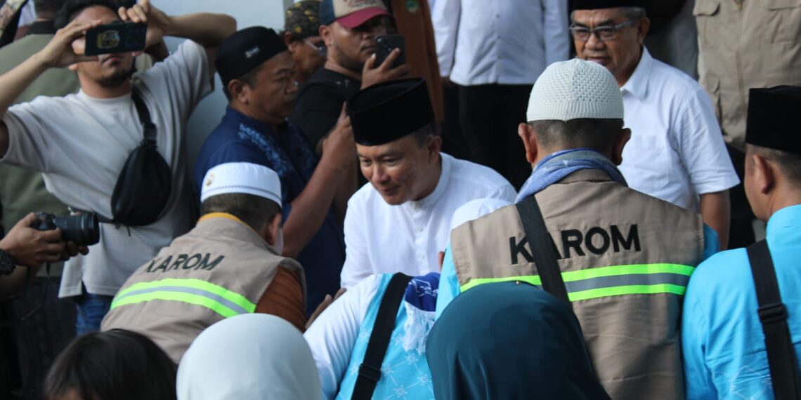 Bupati Kuningan Dian Rachmat Yanuar (Tengah, baju putih) menyambut kepulangan jemaah haji 2026.(Foto: Humas Pemkab Kuningan)