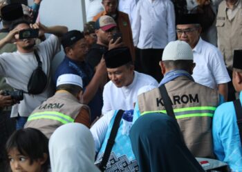 Bupati Kuningan Dian Rachmat Yanuar (Tengah, baju putih) menyambut kepulangan jemaah haji 2026.(Foto: Humas Pemkab Kuningan)