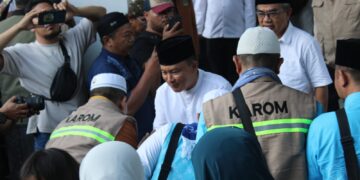 Bupati Kuningan Dian Rachmat Yanuar (Tengah, baju putih) menyambut kepulangan jemaah haji 2026.(Foto: Humas Pemkab Kuningan)