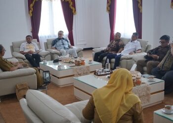 Bupati Sumedang Dony Ahmad Munir melakukan pertemuan dengan Kadin Jabar membahas ekonomi dan investasi.(Foto: Humas Pemkab Sumedang)