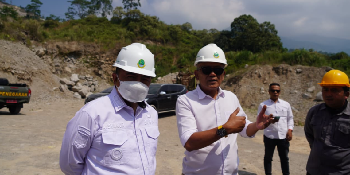 Bupati Garut, Abdusy Syakur Amin (kiri), bersama Kepala Dinas Energi dan Sumber Daya Mineral (ESDM) Provinsi Jawa Barat, Bambang Tirtoyuliono, melakukan peninjauan ke sejumlah lokasi kegiatan usaha pertambangan di Kecamatan Leles, Kabupaten Garut, Rabu (3/6/2026).(Foto: Humas Pemkab Garut)