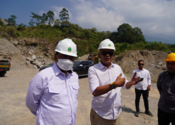Bupati Garut, Abdusy Syakur Amin (kiri), bersama Kepala Dinas Energi dan Sumber Daya Mineral (ESDM) Provinsi Jawa Barat, Bambang Tirtoyuliono, melakukan peninjauan ke sejumlah lokasi kegiatan usaha pertambangan di Kecamatan Leles, Kabupaten Garut, Rabu (3/6/2026).(Foto: Humas Pemkab Garut)