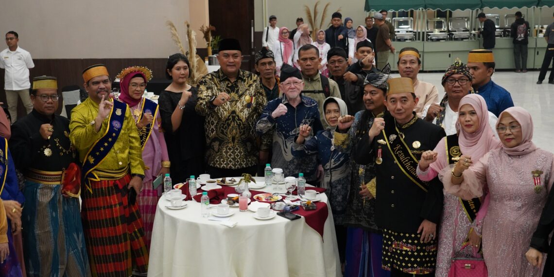 Bupati Bogor Rudy Susmanto menerima sejumlah tanda kehormatan berupa pin dan gelar kehormatan dari berbagai kerajaan dan kesultanan nusantara dalam rangkaian Gala Dinner Kerajaan dan Kesultanan Nusantara pada peringatan Hari Jadi Bogor (HJB) ke-544, pada Sabtu malam (27/6/26).(Foto: Humas Pemkab Bogor)