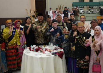 Bupati Bogor Rudy Susmanto menerima sejumlah tanda kehormatan berupa pin dan gelar kehormatan dari berbagai kerajaan dan kesultanan nusantara dalam rangkaian Gala Dinner Kerajaan dan Kesultanan Nusantara pada peringatan Hari Jadi Bogor (HJB) ke-544, pada Sabtu malam (27/6/26).(Foto: Humas Pemkab Bogor)