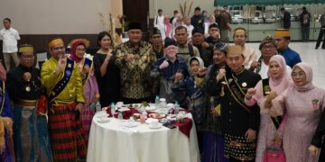 Bupati Bogor Rudy Susmanto menerima sejumlah tanda kehormatan berupa pin dan gelar kehormatan dari berbagai kerajaan dan kesultanan nusantara dalam rangkaian Gala Dinner Kerajaan dan Kesultanan Nusantara pada peringatan Hari Jadi Bogor (HJB) ke-544, pada Sabtu malam (27/6/26).(Foto: Humas Pemkab Bogor)
