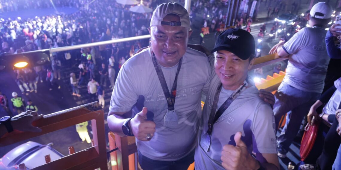 Bupati Bogor Rudy Susmanto (kiri) dan Wali Kota Bogor Dedie A. Rachim saat soft opening Skywalk Tegar Beriman yang menjadi bagian dari rangkaian pembukaan Kabogor Fest.(Foto: Humas Pemkab Bogor)