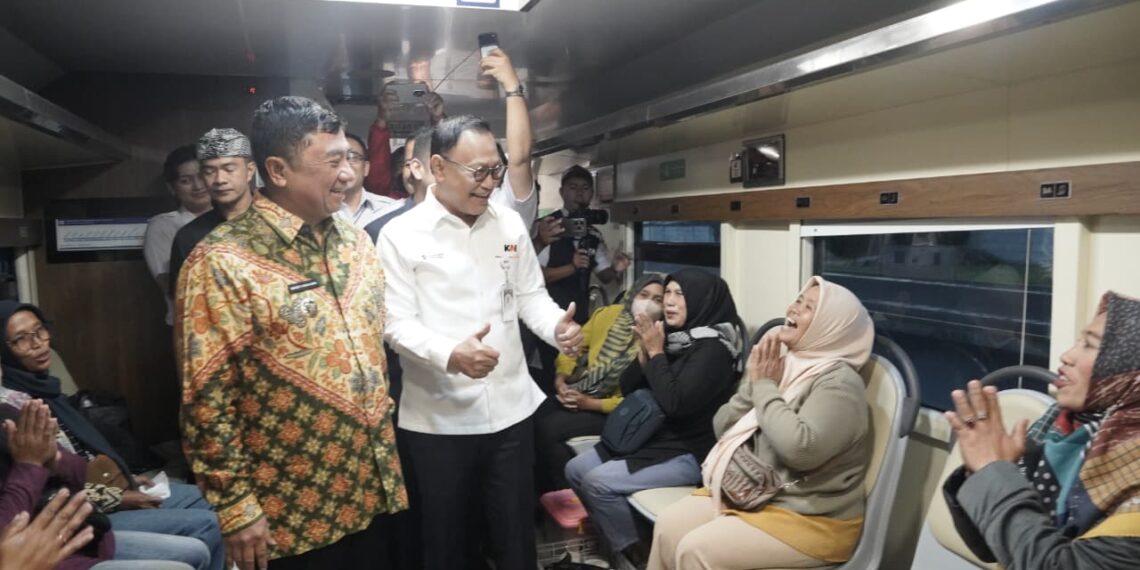 Bupati Garut, Abdusy Syakur Amin menyapa penumpang KA Cikuray.(FOTO: Humas Pemkab Garut)