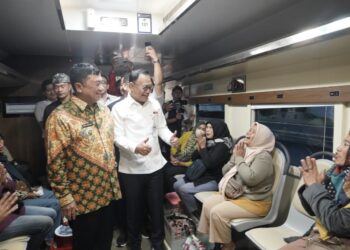 Bupati Garut, Abdusy Syakur Amin menyapa penumpang KA Cikuray.(FOTO: Humas Pemkab Garut)