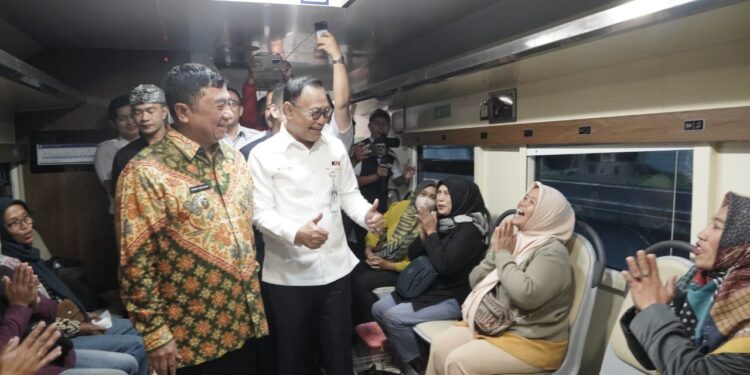 Bupati Garut, Abdusy Syakur Amin menyapa penumpang KA Cikuray.(FOTO: Humas Pemkab Garut)