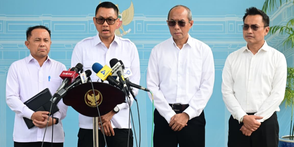 Direktur Utama PT PLN (Persero) Darmawan Prasodjo beserta jajaran menjelaskan soal pemadaman bergilir.(Foto: Setneg)