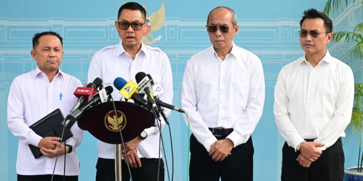 Direktur Utama PT PLN (Persero) Darmawan Prasodjo beserta jajaran menjelaskan soal pemadaman bergilir.(Foto: Setneg)