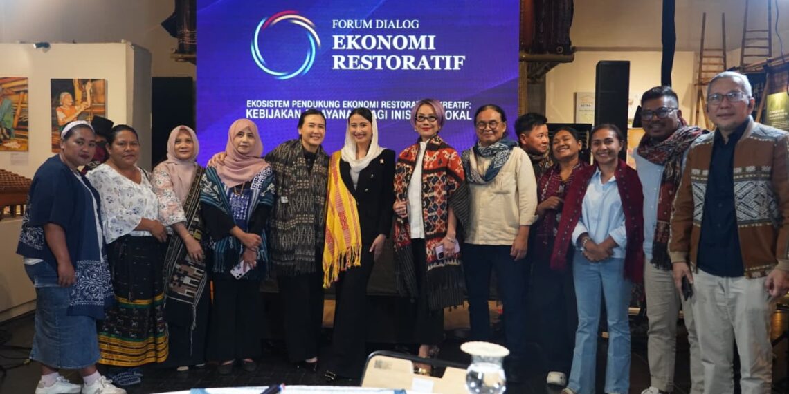 Wakil Menteri Perdagangan Dyah Roro Esti Widya Putri (tengah) berfoto bersama usai acara kiprah UMKM Perempuan di Jakarta, Rabu (24/6).