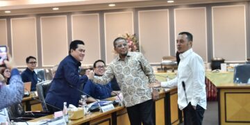 Komisi XIII DPR RI memberikan dukungan penuh atas rekomendasi pemberian kewarganegaraan Indonesia (naturalisasi) pada Luke Vickery dan Mitchell Baker di Gedung DPR RI, Senayan, Jakarta, Rabu (17/6) sore. (Foto:Bagus/kemenpora.go.id)
