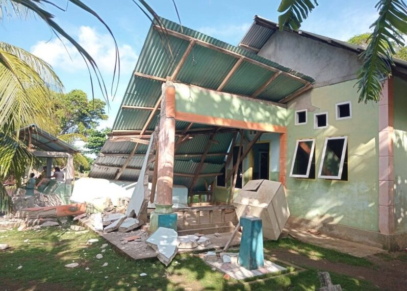 Foto : Kerusakan Gereja Masehi Injili Sangihe Talaud (GMIST) dan rumah warga akibat terdampak gempabumi Magnitudo 7.7 pada Senin (8/6). (BPBD Provinsi Sulawesi Utara)