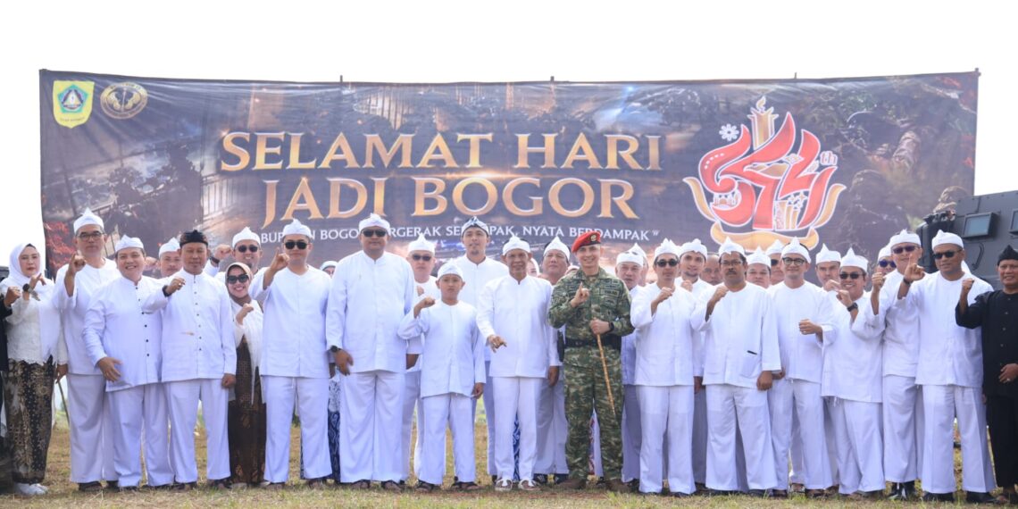 Bupati Bogor berfoto bersamam jajaran di sela-sela peringatan HJB atau Hari Jadi Bogor ke-544 pertama kali digelar di Lapangan Citalahab, Desa Malasari, Kecamatan Nanggung, Rabu (3/6/2026).(Foto: Humas Pemkab Bogor)
