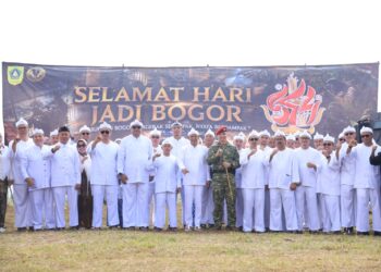 Bupati Bogor berfoto bersamam jajaran di sela-sela peringatan HJB atau Hari Jadi Bogor ke-544 pertama kali digelar di Lapangan Citalahab, Desa Malasari, Kecamatan Nanggung, Rabu (3/6/2026).(Foto: Humas Pemkab Bogor)