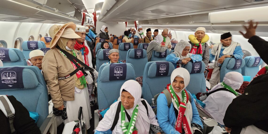 Jemaah haji di pesawat jelang pulang ke Tanah Air.(Foto: Humas Kemenhaj)