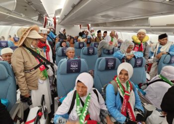Jemaah haji di pesawat jelang pulang ke Tanah Air.(Foto: Humas Kemenhaj)