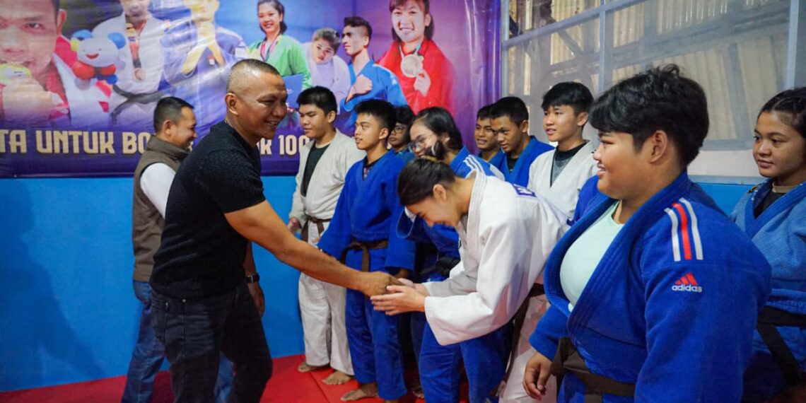 Wakil Wali Kota Bogor yang juga Ketua Kontingen Pekan Olahraga Provinsi (Porprov) Jawa Barat, Jenal Mutaqin, menyambangi lokasi latihan cabang olahraga (cabor) judo, kurash, dan sambo di Unitex Judo Club, Kelurahan Sindangrasa, Bogor Timur, Rabu (10/6/2026) sore.(Foto: Humas Pemkot Bogor)
