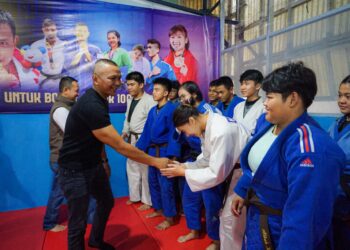 Wakil Wali Kota Bogor yang juga Ketua Kontingen Pekan Olahraga Provinsi (Porprov) Jawa Barat, Jenal Mutaqin, menyambangi lokasi latihan cabang olahraga (cabor) judo, kurash, dan sambo di Unitex Judo Club, Kelurahan Sindangrasa, Bogor Timur, Rabu (10/6/2026) sore.(Foto: Humas Pemkot Bogor)