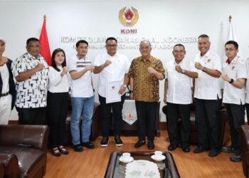 Kepada Pengurus KONI Kaltim, Ketum KONI Pusat Letjen TNI Purn Marciano Norman menyerukan agar pengurus menempatkan diri sebagai pelayan atlet.(Foto: Humas KONI Pusat)