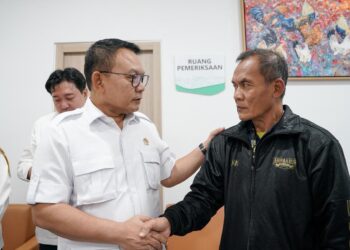 KSP Dudung Abdurrachman bersama kerabat korban penyekapan di Bandung.(Foto: Dok. KSP)