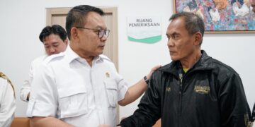 KSP Dudung Abdurrachman bersama kerabat korban penyekapan di Bandung.(Foto: Dok. KSP)