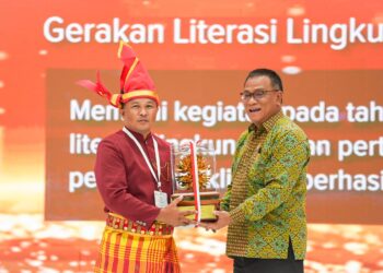 Menteri LH/Kepala BPLH, Moh Jumhur Hidayat (kanan) memberikan piala kepada salah satu penerima Kalpataru 2026.(Foto: Dok. Kementerian LH)