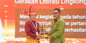 Menteri LH/Kepala BPLH, Moh Jumhur Hidayat (kanan) memberikan piala kepada salah satu penerima Kalpataru 2026.(Foto: Dok. Kementerian LH)