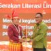 Menteri LH/Kepala BPLH, Moh Jumhur Hidayat (kanan) memberikan piala kepada salah satu penerima Kalpataru 2026.(Foto: Dok. Kementerian LH)