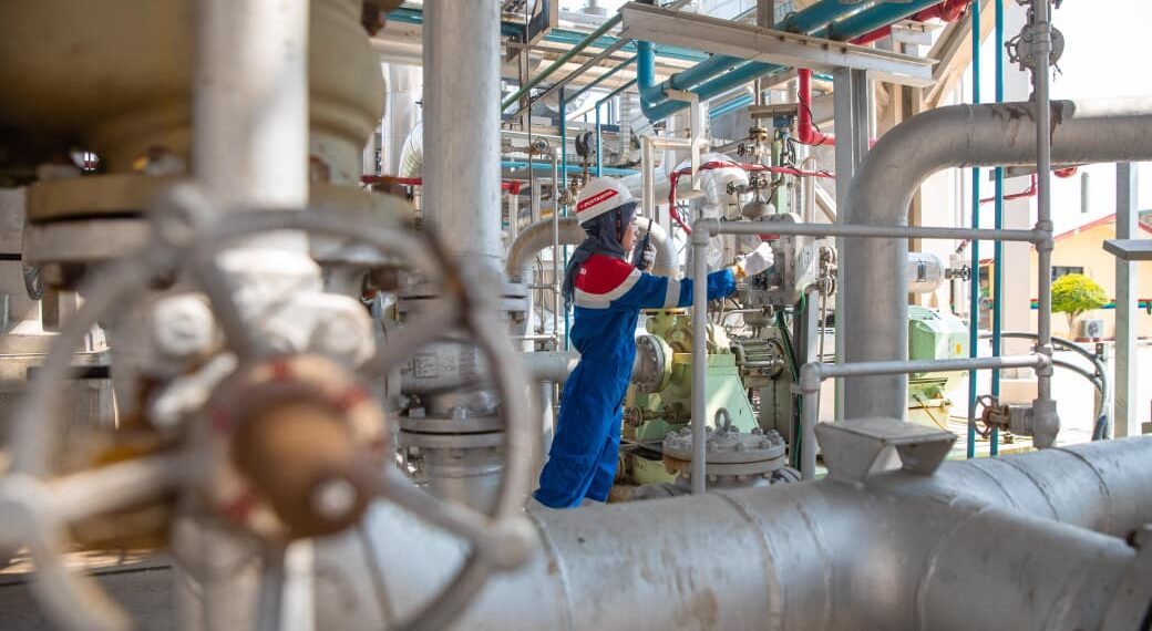 Seorang karyawan sedang bekerja di kilang. Pertamina Patra Niaga mengemukakan salah satu upaya menjaga mutu BBM dari kilang Pertamina adalah dengan proses pengelolaan impurities.(Foto: Istimewa)