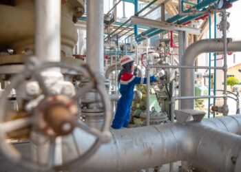 Seorang karyawan sedang bekerja di kilang. Pertamina Patra Niaga mengemukakan salah satu upaya menjaga mutu BBM dari kilang Pertamina adalah dengan proses pengelolaan impurities.(Foto: Istimewa)