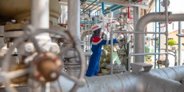 Seorang karyawan sedang bekerja di kilang. Pertamina Patra Niaga mengemukakan salah satu upaya menjaga mutu BBM dari kilang Pertamina adalah dengan proses pengelolaan impurities.(Foto: Istimewa)