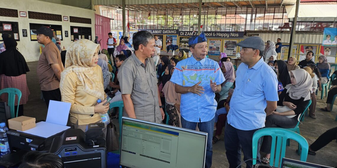 Kepala Disdukcapil Kabupaten Kuningan, Yudi Nugraha, M.Pd sedang berbincang bersama jajaran. Disdukcapil Kuningan mengantongi delapan produk layanan yang sudah kantongi hak cipta.(Foto: Humas Pemkab Kuningan)