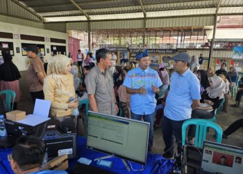 Kepala Disdukcapil Kabupaten Kuningan, Yudi Nugraha, M.Pd sedang berbincang bersama jajaran. Disdukcapil Kuningan mengantongi delapan produk layanan yang sudah kantongi hak cipta.(Foto: Humas Pemkab Kuningan)