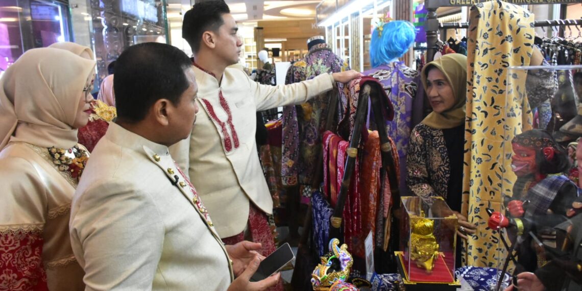 Bupati Sumedang Dony Ahmad Munir bersama Wakil Bupati M. Fajar Aldila beserta istri mengunjungi Stand Dekranasda Sumedang, Jumat (26/6/2026) meninjau kerajinan Sumedang.(Foto: Humas Pemkab Sumedang)