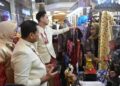 Bupati Sumedang Dony Ahmad Munir bersama Wakil Bupati M. Fajar Aldila beserta istri mengunjungi Stand Dekranasda Sumedang, Jumat (26/6/2026) meninjau kerajinan Sumedang.(Foto: Humas Pemkab Sumedang)