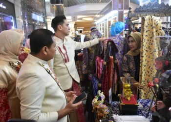 Bupati Sumedang Dony Ahmad Munir bersama Wakil Bupati M. Fajar Aldila beserta istri mengunjungi Stand Dekranasda Sumedang, Jumat (26/6/2026) meninjau kerajinan Sumedang.(Foto: Humas Pemkab Sumedang)