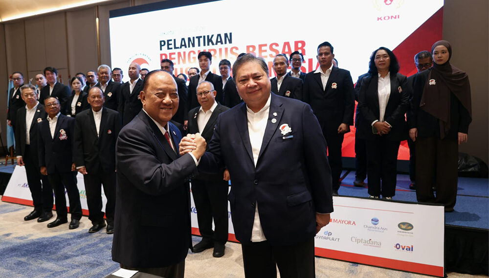 Ketua Umum Komite Olahraga Nasional Indonesia (KONI) Pusat Letjen TNI Purn Marciano Norman, secara resmi mengukuhkan dan melantik Ketum Pengurus Besar Wushu Indonesia (PB WI) masa bakti 2026-2030 Airlangga Hartarto dan jajarannya di Aloft Hotel Kebon Jeruk, Jakarta pada 12 Juni 2026.(Foto: Humas KONI Pusat)