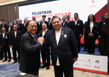 Ketua Umum Komite Olahraga Nasional Indonesia (KONI) Pusat Letjen TNI Purn Marciano Norman, secara resmi mengukuhkan dan melantik Ketum Pengurus Besar Wushu Indonesia (PB WI) masa bakti 2026-2030 Airlangga Hartarto dan jajarannya di Aloft Hotel Kebon Jeruk, Jakarta pada 12 Juni 2026.(Foto: Humas KONI Pusat)