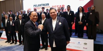 Ketua Umum Komite Olahraga Nasional Indonesia (KONI) Pusat Letjen TNI Purn Marciano Norman, secara resmi mengukuhkan dan melantik Ketum Pengurus Besar Wushu Indonesia (PB WI) masa bakti 2026-2030 Airlangga Hartarto dan jajarannya di Aloft Hotel Kebon Jeruk, Jakarta pada 12 Juni 2026.(Foto: Humas KONI Pusat)