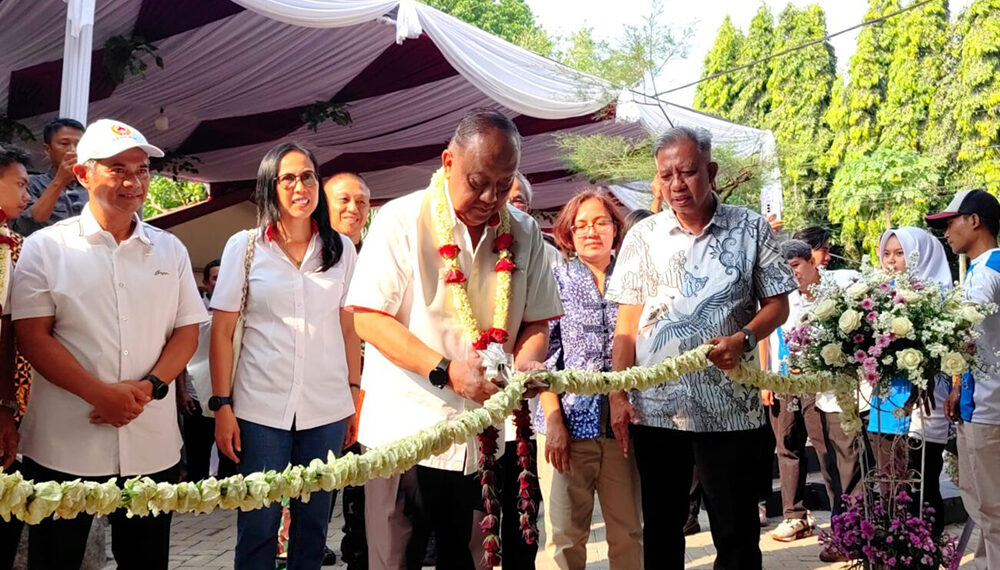 Ketua Umum KONI Pusat Letjen TNI Purn Marciano Norman meresmikan Gedung Produksi Sport Apparel & Military Tactical Equipment milik PT Shark Globalindo Jaya di Malang.(Foto: Humas KONI Pusat)