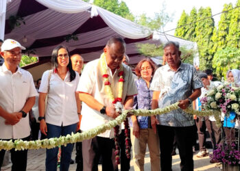 Ketua Umum KONI Pusat Letjen TNI Purn Marciano Norman meresmikan Gedung Produksi Sport Apparel & Military Tactical Equipment milik PT Shark Globalindo Jaya di Malang.(Foto: Humas KONI Pusat)